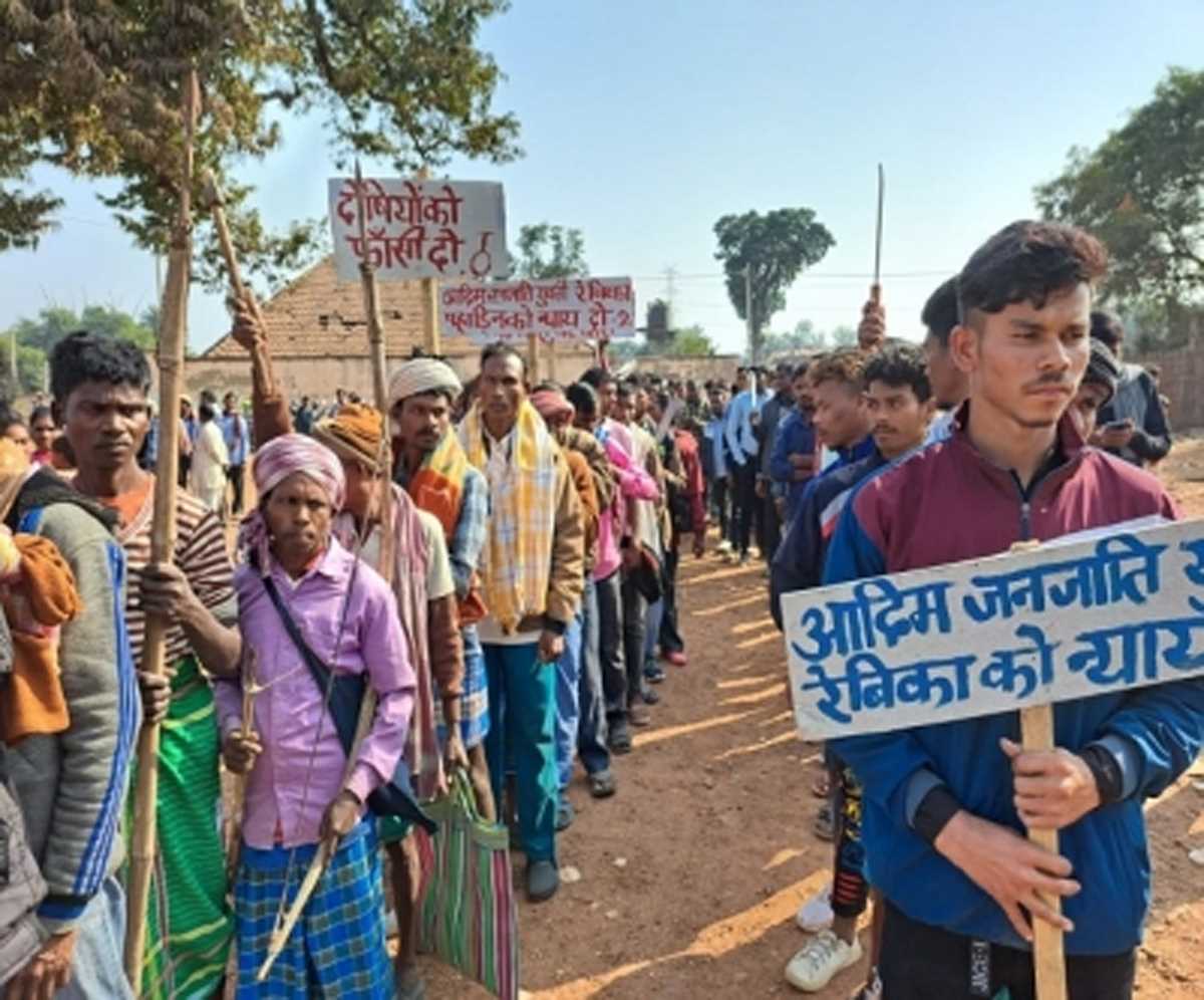 रेबिका पहाड़िन के हत्यारों को फांसी दिलाने की मांग पर पहाड़िया समाज ने हथियारों के साथ किया आक्रोशपूर्ण प्रदर्शन